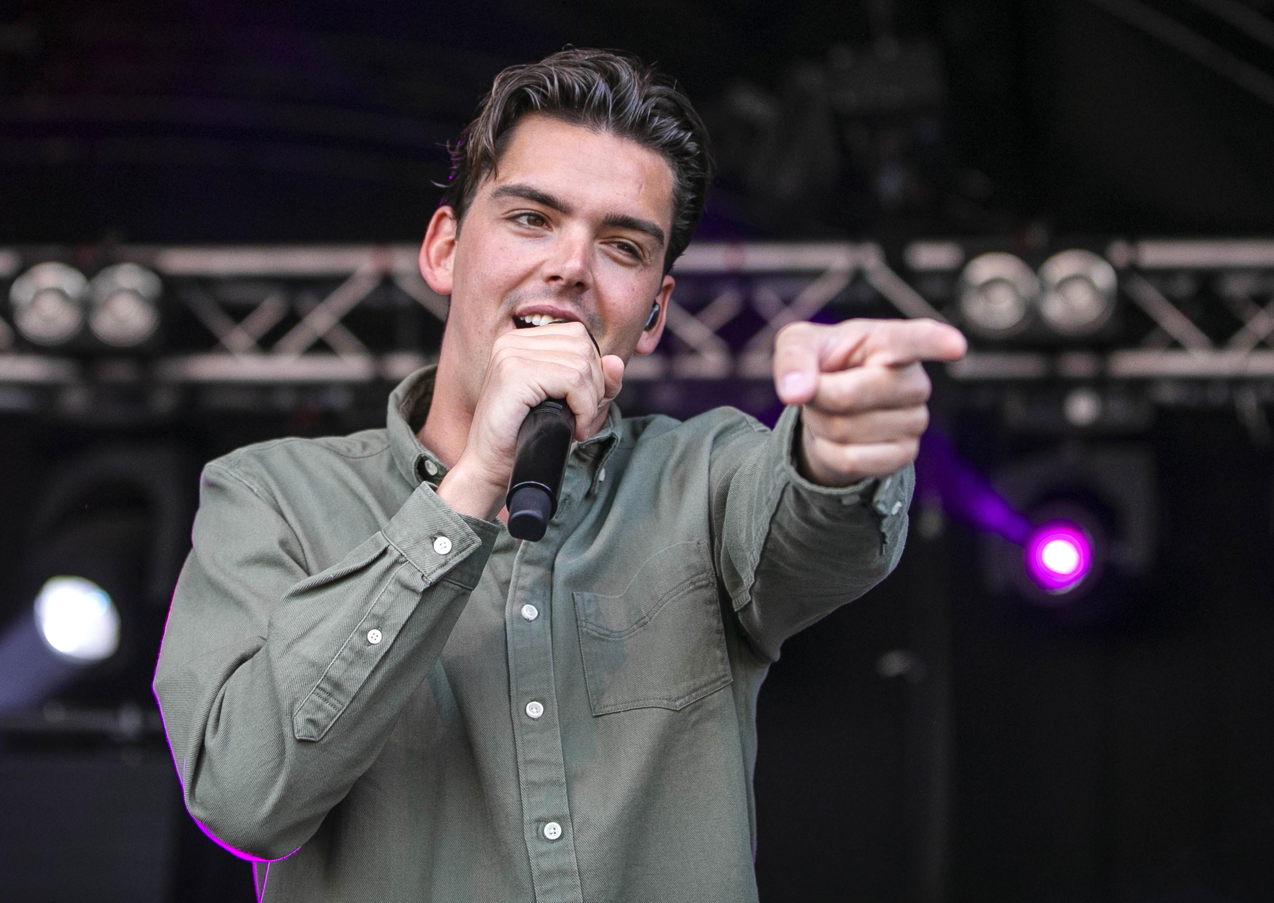 Yves Berendse loopt boos weg uit feesttent De Rode Leeuw in Ursem om ’bierdouche’. ’Te gek voor woor